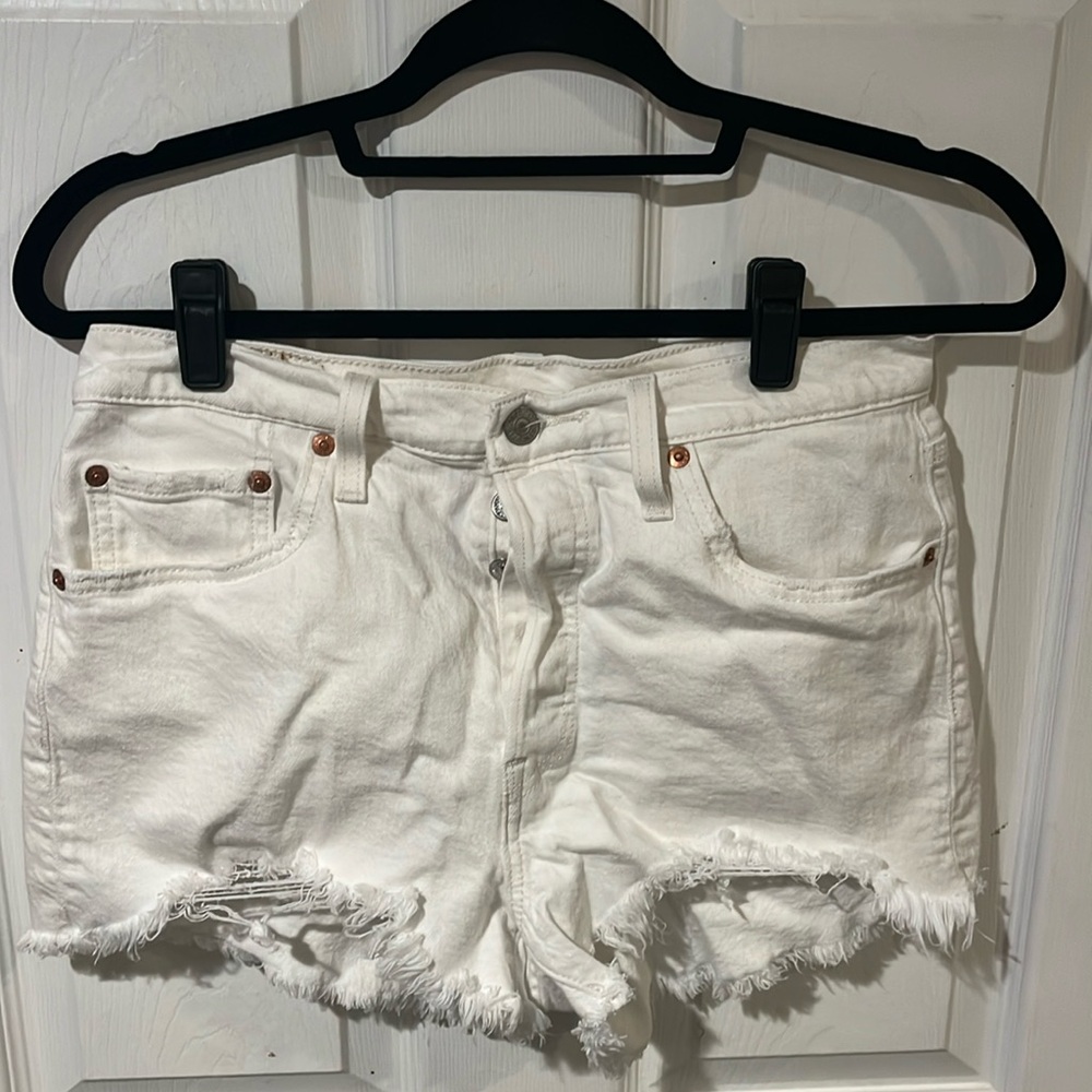 white levi’s shorts
size 28